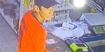 Vídeo: suspeit0 é filmado furtand0 celular de mercadinho no Amazonas