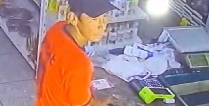 Vídeo: suspeit0 é filmado furtand0 celular de mercadinho no Amazonas