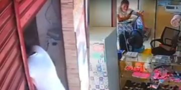 Vídeo: Homem observa movimento, invade loja e leva iPhone em Iranduba