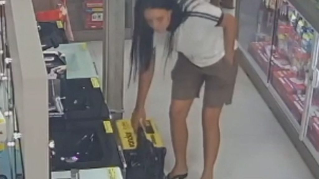 Veja: Trio distrai vendedores e furta equipamento de mais de R$ 1 mil em loja em Manaus