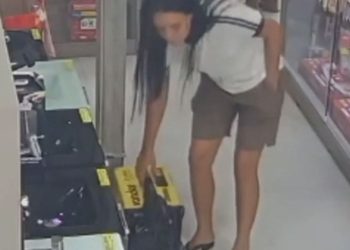 Veja: Trio distrai vendedores e furta equipamento de mais de R$ 1 mil em loja em Manaus