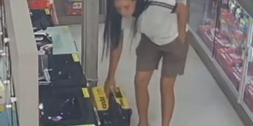 Veja: Trio distrai vendedores e furta equipamento de mais de R$ 1 mil em loja em Manaus