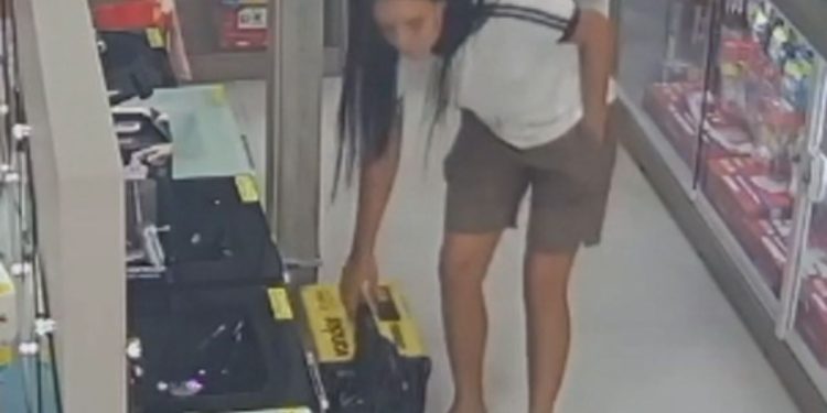 Veja: Trio distrai vendedores e furta equipamento de mais de R$ 1 mil em loja em Manaus