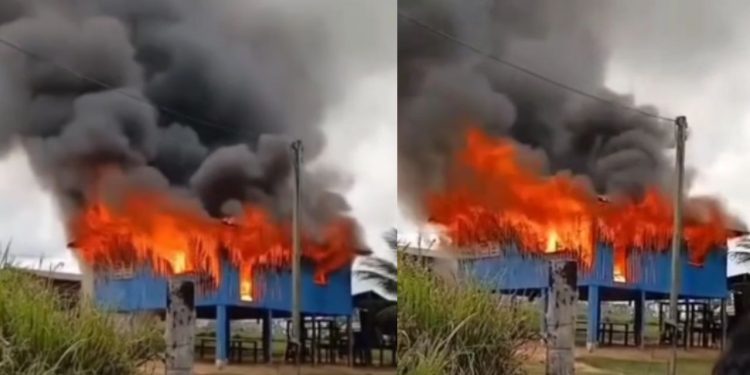 Veja: Incêndio destrói casa por completo e assusta moradores de comunidade no interior do AM