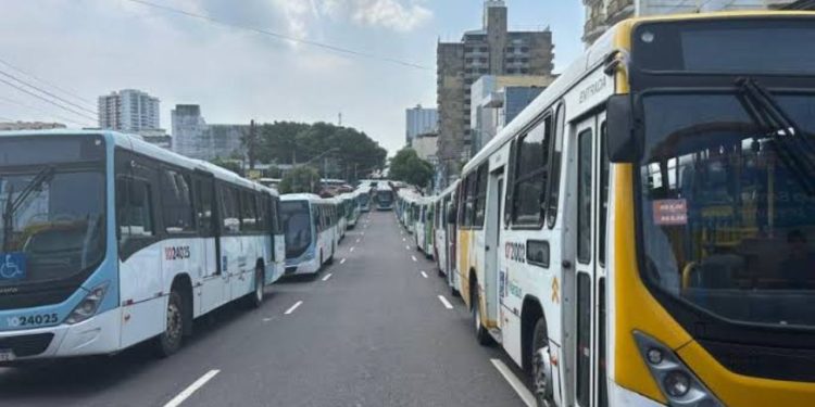Salários atrasados levam rodoviários a aprovar greve em Manaus
