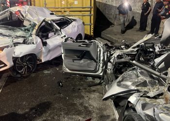 Vídeo: Duas pessoas ficam feridas após carreta tombar e atingir Ônix e Polo na Avenida das Torres