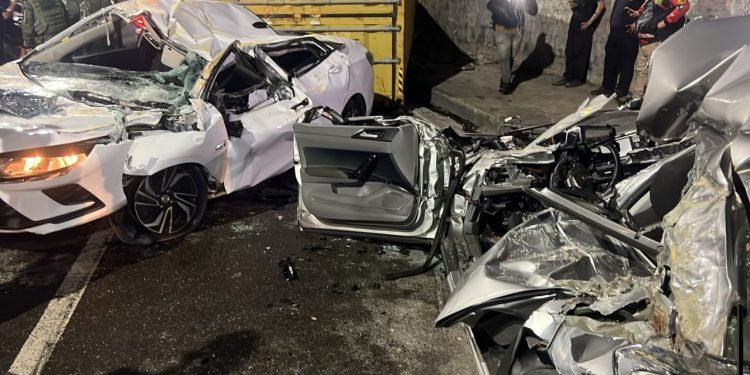 Vídeo: Duas pessoas ficam feridas após carreta tombar e atingir Ônix e Polo na Avenida das Torres