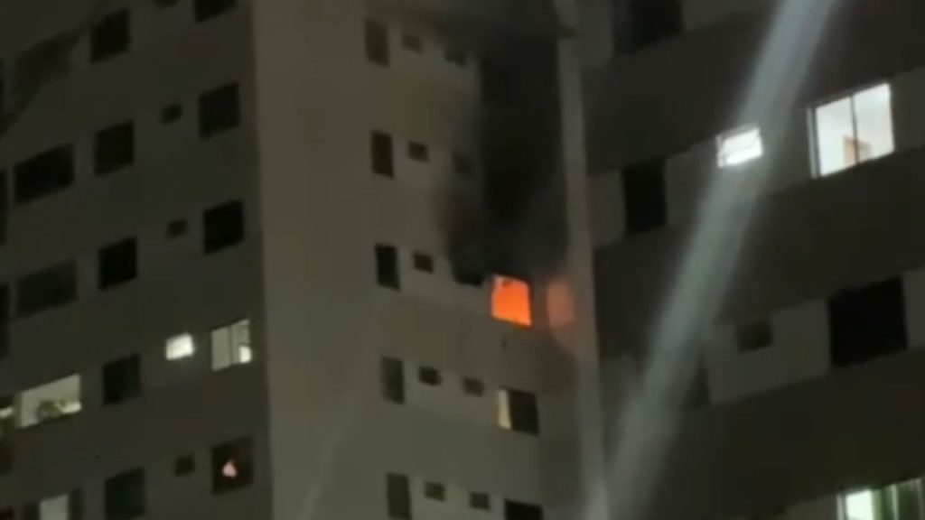 Vídeo: Chamas atingem apartamento no 10º andar de condomínio em Manaus