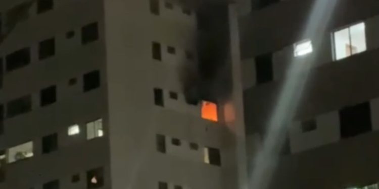 Vídeo: Chamas atingem apartamento no 10º andar de condomínio em Manaus