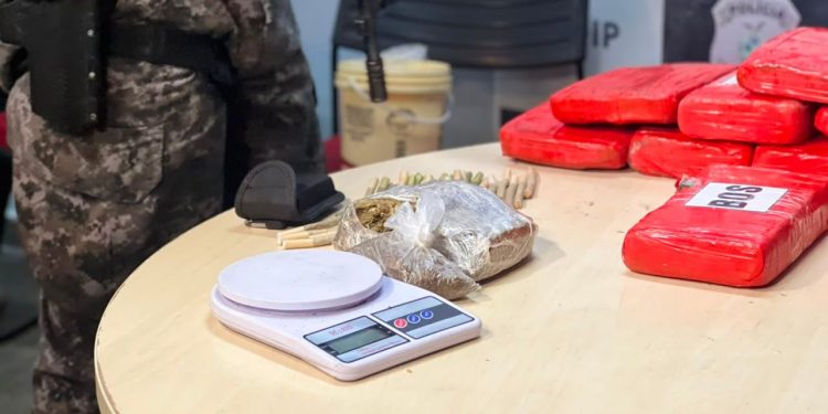 Rocam estoura esconderijo do tráfico e apreende drogas avaliadas em R$ 300 mil