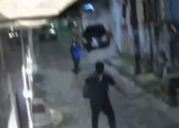 Vídeo mostra desespero de jovem ao implorar para não ter celular roubado por assaltante em Manaus