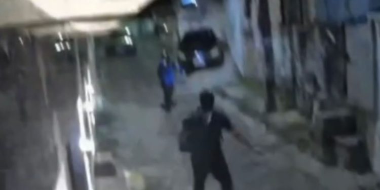 Vídeo mostra desespero de jovem ao implorar para não ter celular roubado por assaltante em Manaus