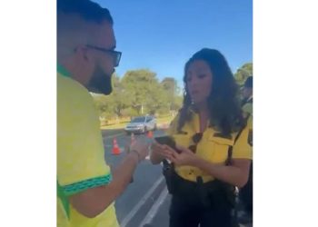 Agente do Detran perde a paciência e responde advogado durante blitz: ‘Car4lh0 que o parta’