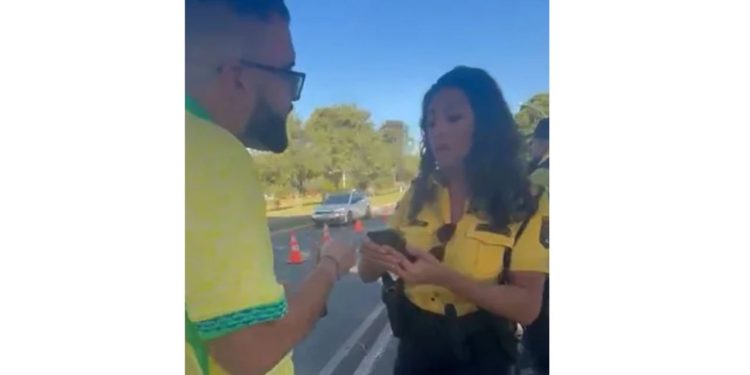 Agente do Detran perde a paciência e responde advogado durante blitz: ‘Car4lh0 que o parta’