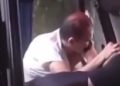 Veja: Briga em ônibus termina com motorista mordendo passageira