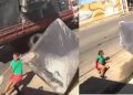 Vídeo mostra momento em que cama se solta de caminhão e acerta mulher em Parintins