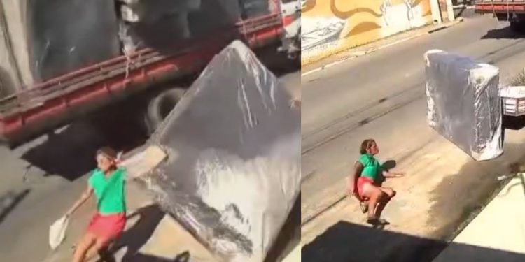 Vídeo mostra momento em que cama se solta de caminhão e acerta mulher em Parintins
