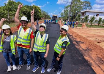 Roberto Cidade acompanha o andamento das obras de pavimentação em Autazes