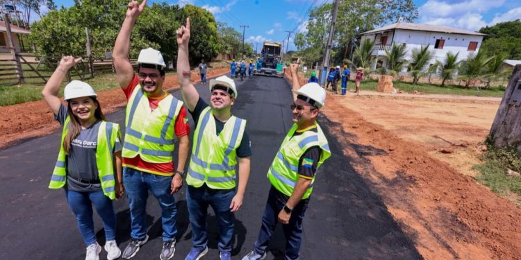 Roberto Cidade acompanha o andamento das obras de pavimentação em Autazes