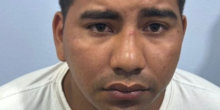 Suspeito de assaltar loja e levar dinheiro e óculos tem imagem divulgada pela polícia no Amazonas