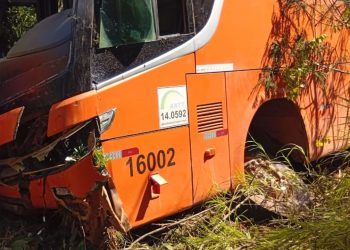 Acidente na BR-319: ônibus sai da pista e cai em ribanceira