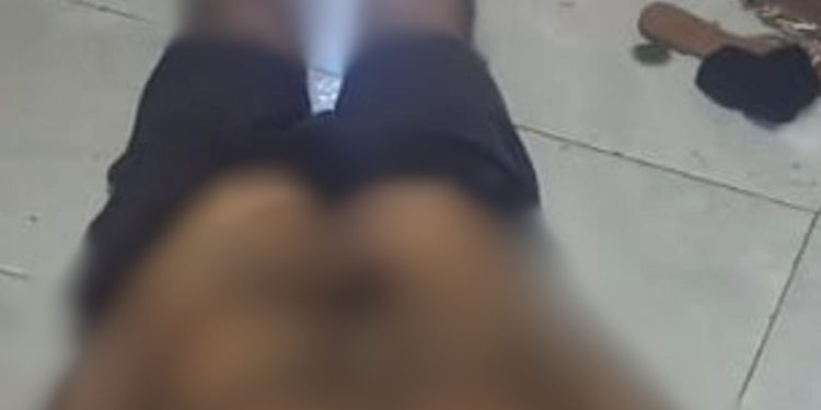 Dentro de casa, homem é encontrado m0rto após mãe perceber que algo estava errado em Manaus