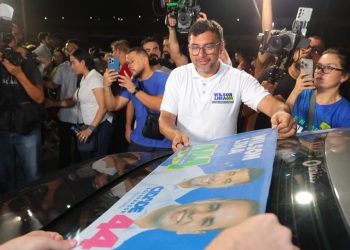 Com Brasília amarela e adesivaço, Wilson Lima inicia campanha ao Senado pelas ruas de Manaus