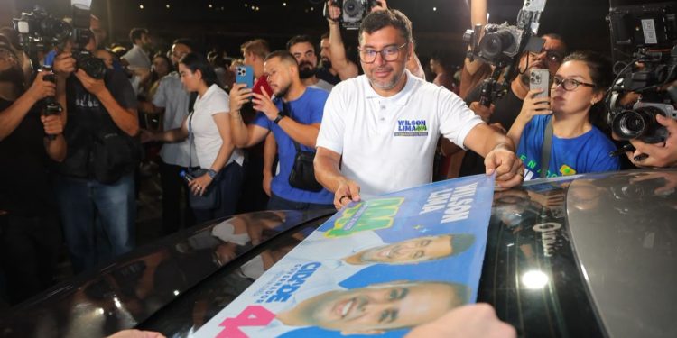 Com Brasília amarela e adesivaço, Wilson Lima inicia campanha ao Senado pelas ruas de Manaus