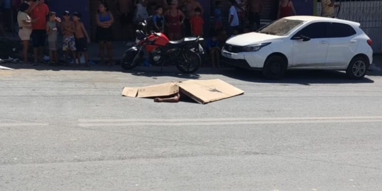 Motociclista perde controle após batida com caçamba, é lançado pela pista e morre no Grande Vitória
