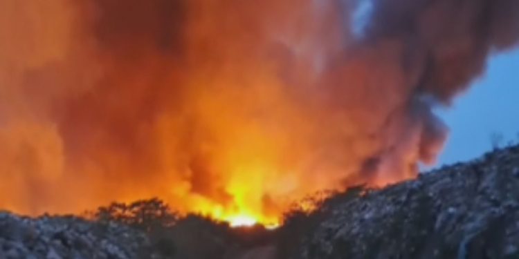 Incêndio toma conta de lixão em Iranduba e fumaça invade o céu de Manaus