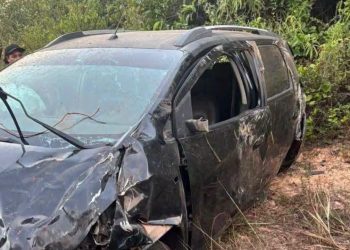 Mãe e filho ficam feridos após carro capotar três vezes na BR-174