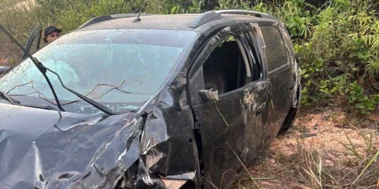 Mãe e filho ficam feridos após carro capotar três vezes na BR-174