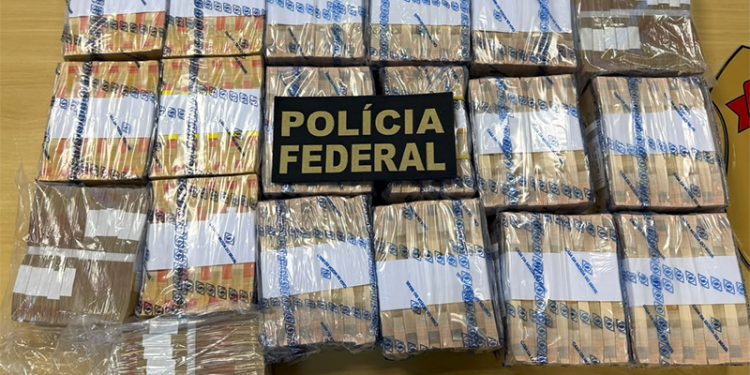 Dupla é pr3sa pela PF em frente de agência após saque de R$ 700 mil em Manaus