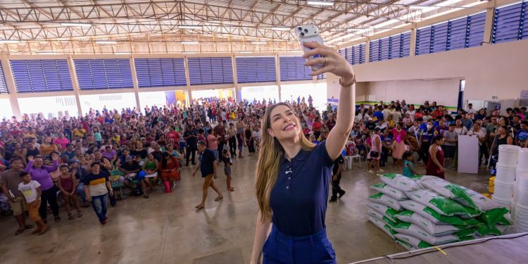 Primeira-dama Thaisa Cidade acompanha Governo Presente com serviços de saúde, assistência social e cidadania em Tefé