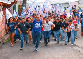 Roberto Cidade destaca propostas para a educação durante caminhada no Santo Agostinho