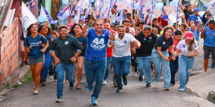 Roberto Cidade destaca propostas para a educação durante caminhada no Santo Agostinho