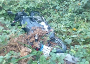 Moto em boas condições é jogada misteriosamente no matagal em Manaus e intriga a polícia