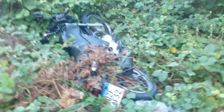 Moto em boas condições é jogada misteriosamente no matagal em Manaus e intriga a polícia