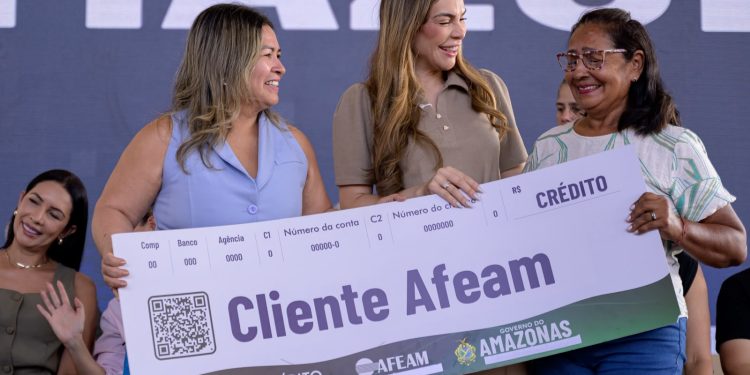 Primeira-dama Thaisa Cidade acompanha edição do Governo Presente na zona Norte de Manaus