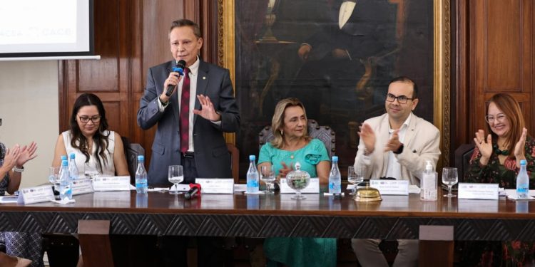 Presidente da Aleam, Adjuto Afonso, destaca empreendedorismo feminino em encontro com mulheres empresárias
