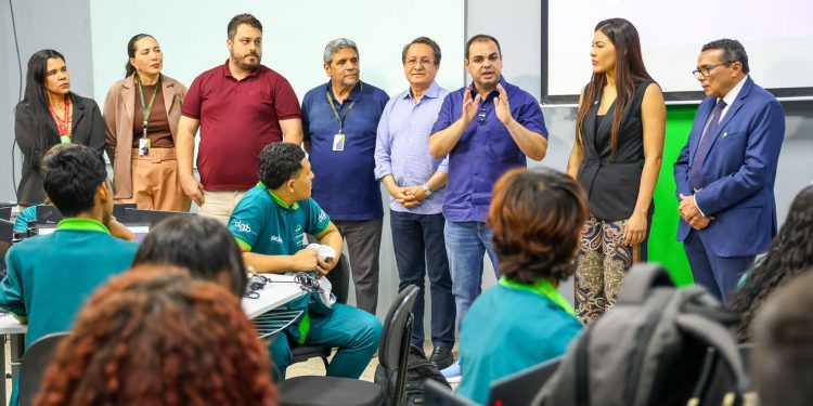 Roberto Cidade reforça aposta em tecnologia e inovação durante visita à Fundação Paulo Feitoza