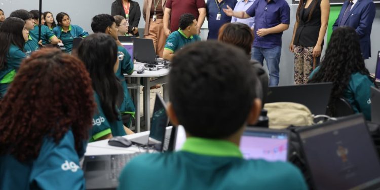 Roberto Cidade aposta em tecnologia e qualificação para preparar estudantes do Amazonas para o futuro