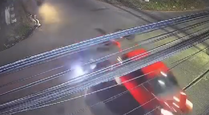 Vídeo: Motociclista é arremessad0 em f0rte colisã0 em cruzamento de Manaus