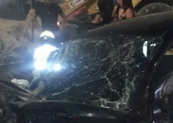 Carro descontrolado atinge veículos e acerta traseira de caminhão deixando feridos em Manaus