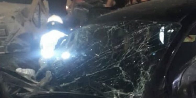 Carro descontrolado atinge veículos e acerta traseira de caminhão deixando feridos em Manaus