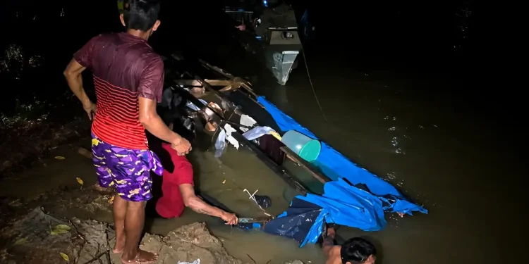 Oito indígenas são salvos apos naufrági0 no Vale do Javari; grávida quase se af0gou
