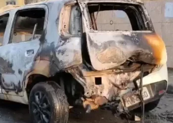 Carro de app é destruíd0 por incênd1o após pane em sistema de gás no Aleixo