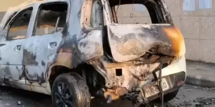 Carro de app é destruíd0 por incênd1o após pane em sistema de gás no Aleixo