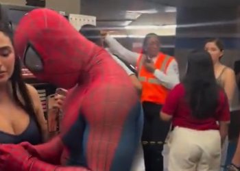 Vídeo: homem solta peid0 m0rtal durante exibição de Homem-Aranha e cinema do shopping é evacuada