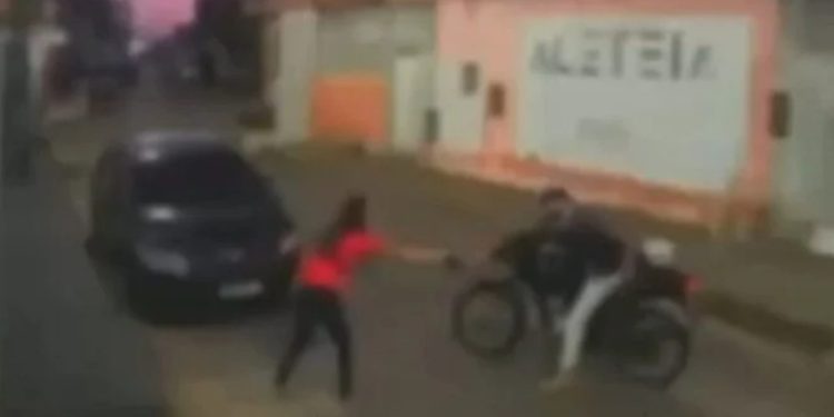 Vídeo: jovem engana bandid0 e entrega celular velho durante assalt0 em Manaus